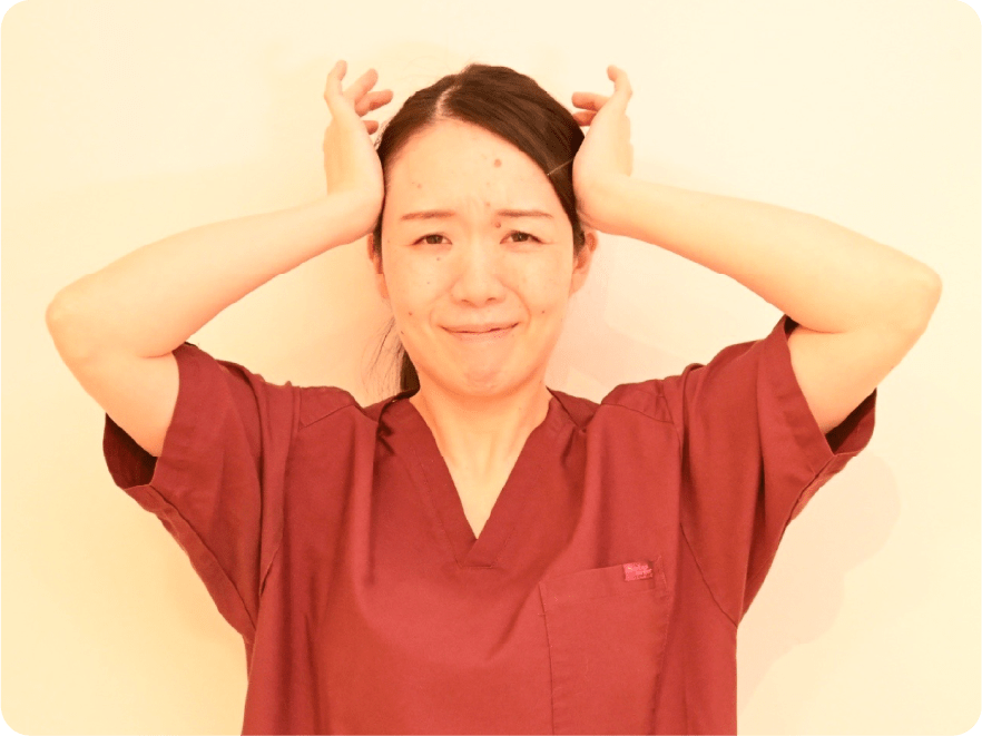 こめかみの噛んだ時に<br>動く部分をグリグリと押す