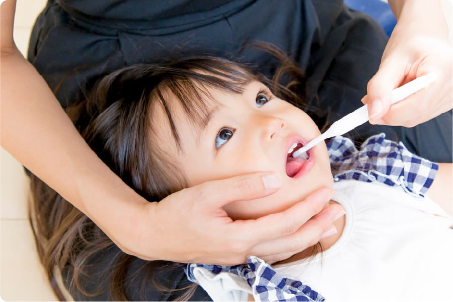 毎日の歯磨きは<br>親子のスキンシップ