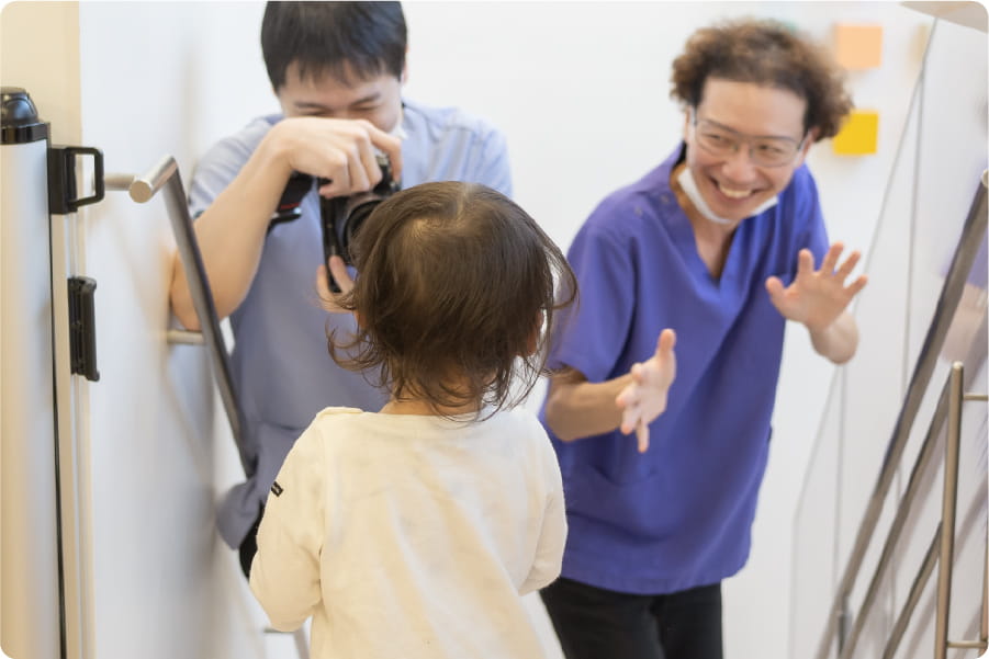 楽しそうに働いている<br>大人の姿を見せる